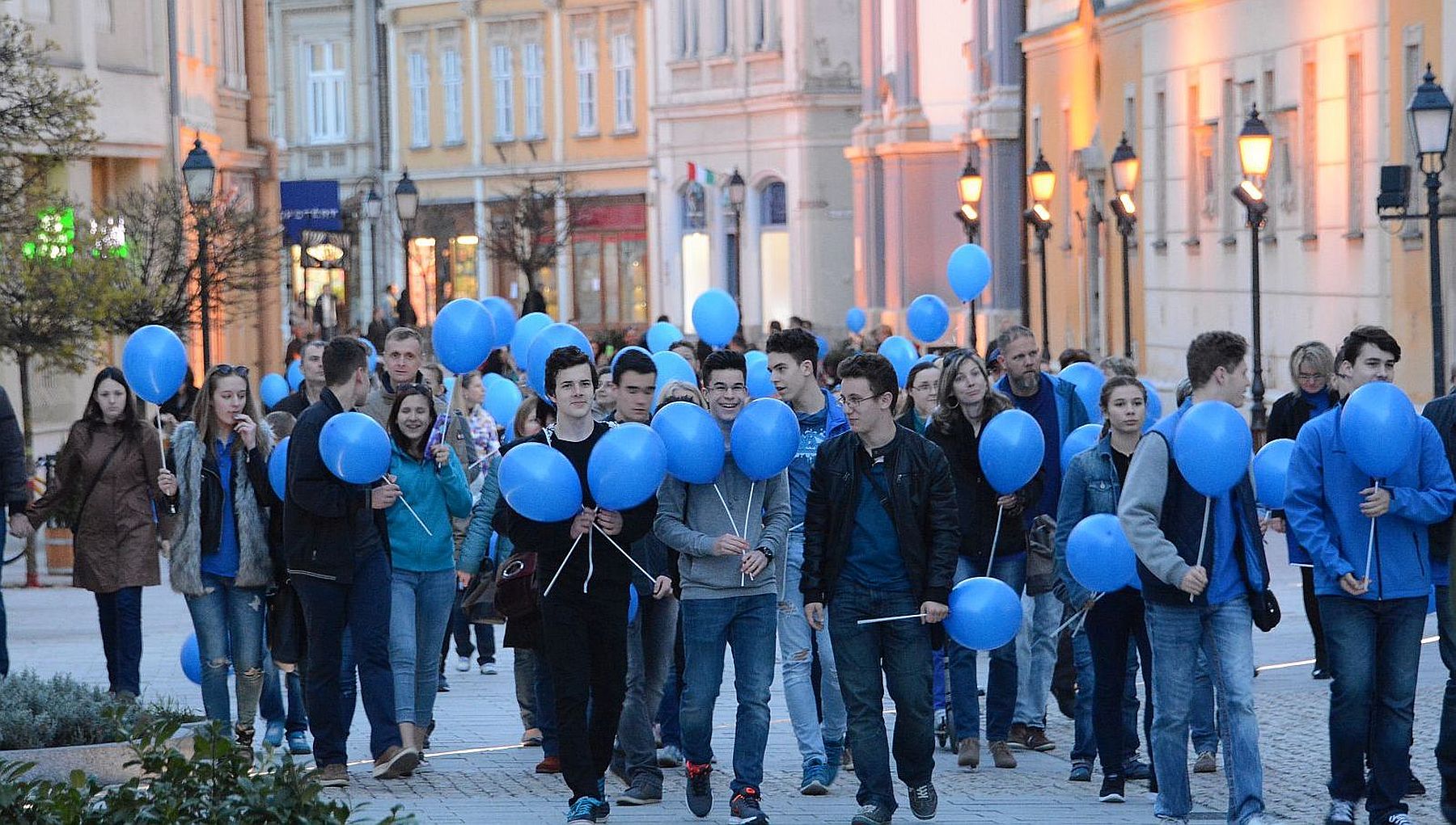 „Kék séta” lesz az Autizmus Világnapján - az Országalmától indulnak a résztvevők